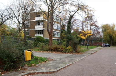 916126 Gezicht op het flatgebouw met de woningen Hendrik Tollensstraat 1-7 te Utrecht.